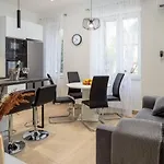 아파트 Drago 4* - 2 Minutes From The Town Centre *
